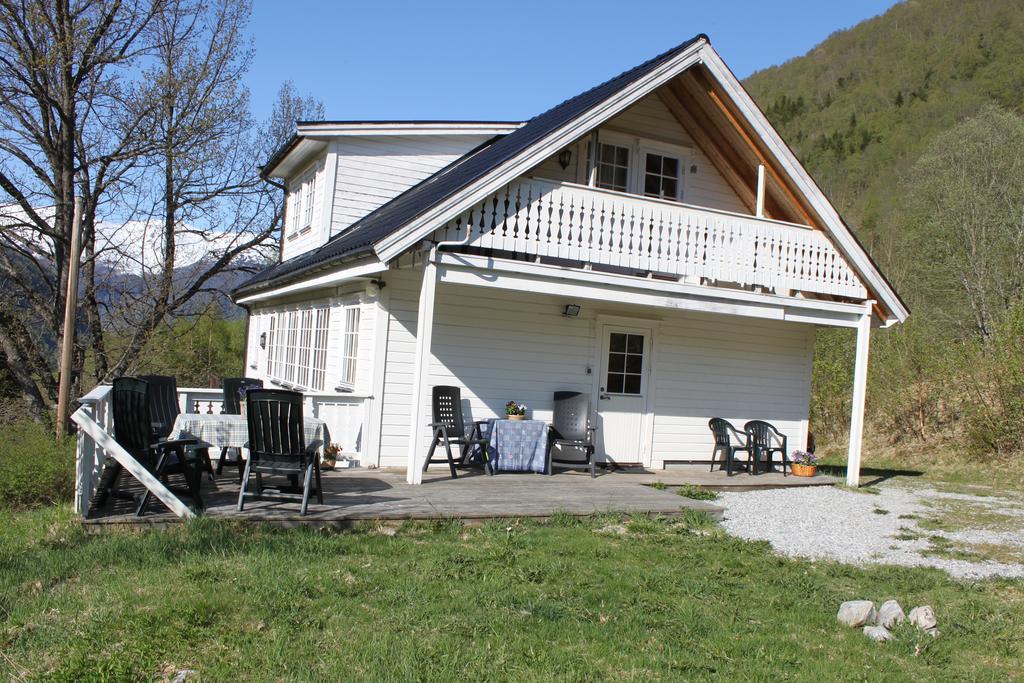 Eidsdal Camping Og Feriehus Екстериор снимка
