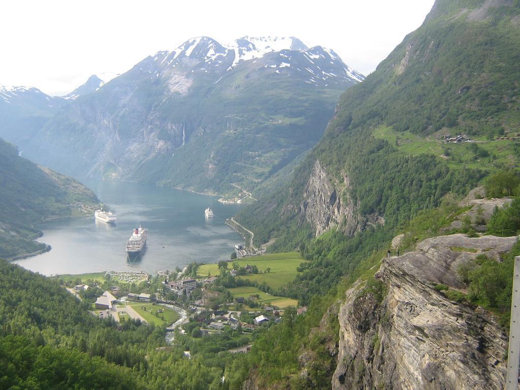 Eidsdal Camping Og Feriehus Екстериор снимка
