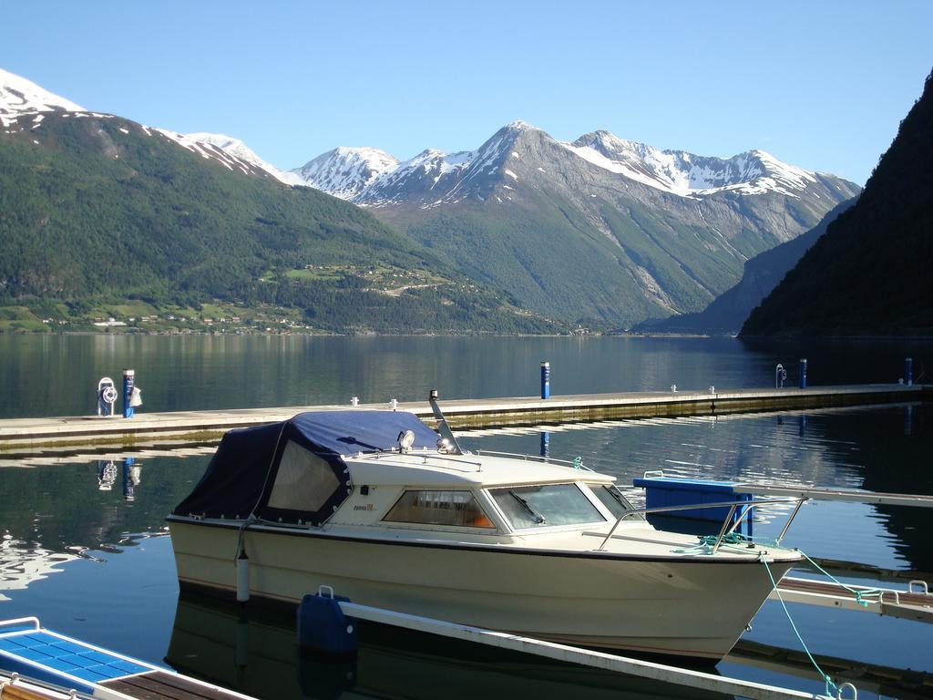 Eidsdal Camping Og Feriehus Екстериор снимка
